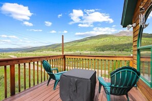 Deck: Gas grill, 4-person outdoor dining area
