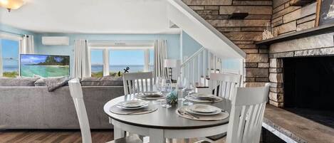 Dining area (Fireplace is inoperable)