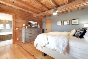 First-floor master suite with King Size bed and Smart TV 