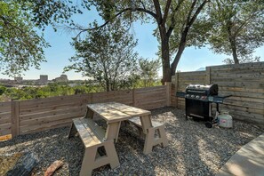 Outdoor Dining with a View! Savor your meals at the picnic table while enjoying the scenic surroundings. Fire up the BBQ grill for a delicious outdoor feast at Skyline Vibes!