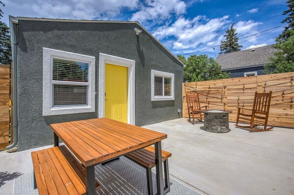 Welcome to Sheridan Suite! Embrace the Outdoors! Your Rental Boasts an Amazing Backyard - Perfect for Gatherings and Relishing the Fresh Colorado Air
