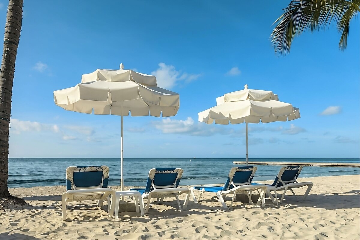 You Found it! Key West Getaway! On-site Spa, Beach Access, Near Sunset Pier!