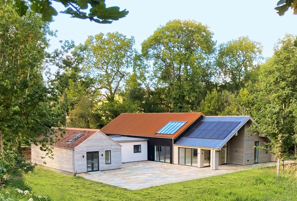 Welcome to Missy's House in the Woods, Harringworth, Northamptonshire: Sitting on the edge of a 70 acre ancient woodland on the Bulwick Estate