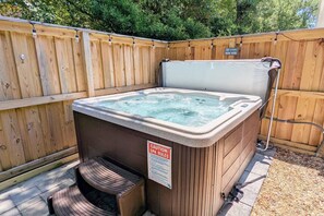 Private hot tub with mood lighting :) 