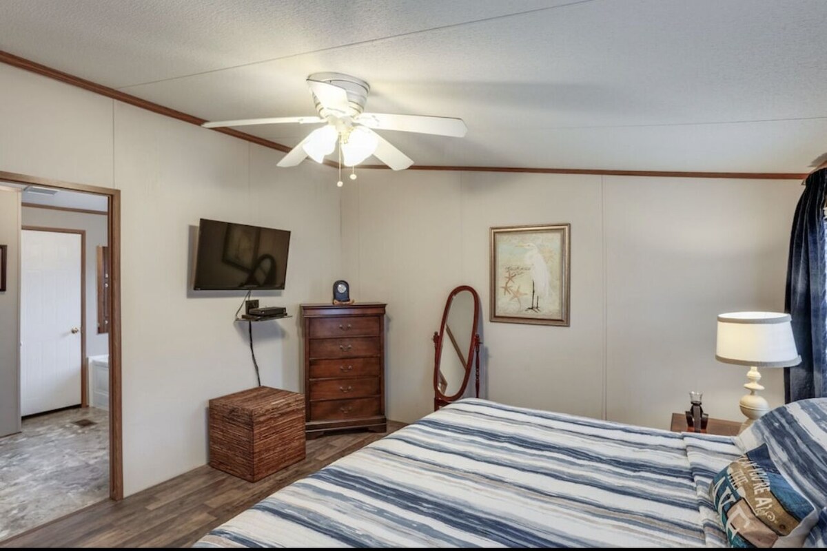 Amazingly Affordable Lakefront Home 4BR/2BA w/Fire Pit & Kayaks on Lake Norman