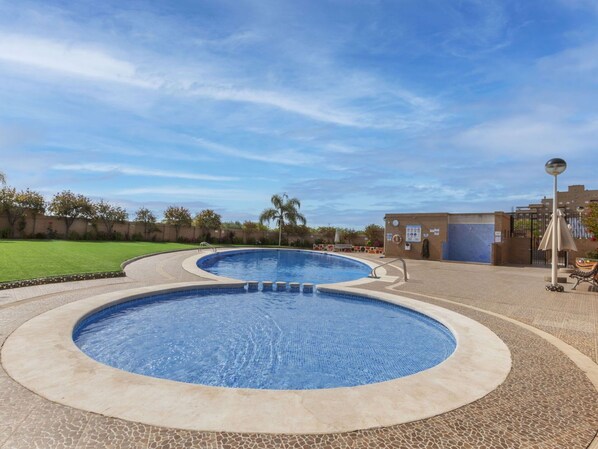 Piscine, Composite, Recours, Mobilier De Jardin, Centre De Loisirs, Caractéristique De L'Eau, Hôtel, Ville Resort