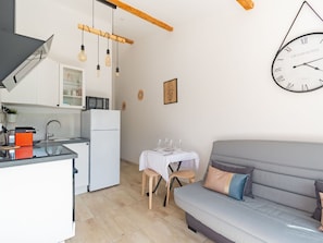 Meubles, Propriété, Confort, Bleu Azur, Bois, Textile, Bâtiment, Design Intérieur, Cadre De Lit, Lit