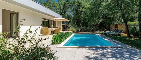 Plante, L'Eau, Propriété, Ciel, Bâtiment, Bleu Azur, Arbre, Ombre, Piscine, Fenêtre