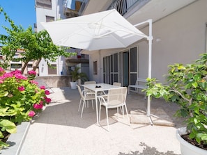 Plante, Bâtiment, Fleur, Table, Fenêtre, Ombre, Chaise, Mobilier De Jardin, Ciel, Zone Résidentielle