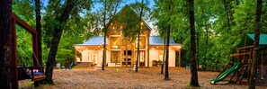 Welcome to Modern Serenity by the Creek, your tranquil and stylish retreat nestled in nature’s embrace.