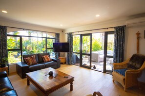 Living Room, Smart TV
