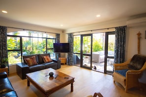 Living Room, Smart TV