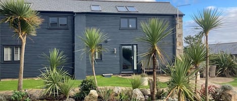 Menehay, Mawgan Porth, Cornwall, self catering with Beach Retreats.