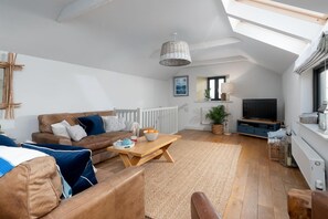 Living room at Menehay, Mawgan Porth, Cornwall, self catering with Beach Retreats.