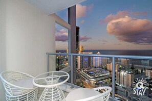 Balcony features glittering ocean views 🏝