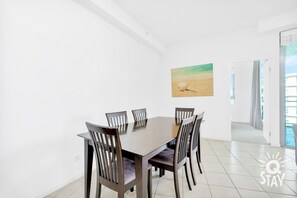 Share sumptuous meals with the family in this sophisticated dining area 🥣