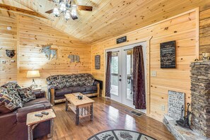 Living Room | Smart TV | Free WiFi | Open Floor Plan