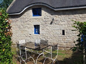 Façade avec salon de jardin