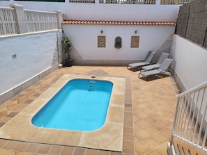 Plunge pool and terrace - loungers for 6, lockable gate