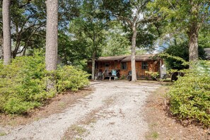 Exterior - Front / Circular Driveway