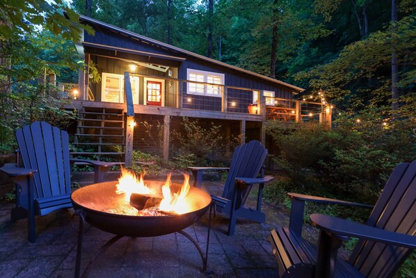 Welcome to Just Right Creekside Cottage! Just a block from downtown Clayton, our cozy retreat sits right on the creek. Enjoy the perfect blend of convenience and serenity with the sounds of the water and the charm of town just steps away. 🌿💧