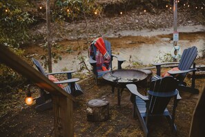 Creekside Cottage offers multiple spaces to unwind, including a cozy creekside fire pit. Picture the crackling fire and the gentle flow of the creek—pure bliss! 🔥