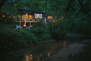 Welcome to Just Right Creekside Cottage: The closest house to the creek, offering a charm you can't find anymore. Relax by the water and experience a getaway like no other! 💧🏡 