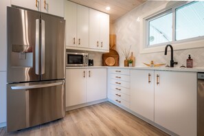 Fully kitted chef's kitchen with brand new appliances and quartz counters.