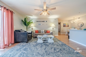 Cozy Livingroom w/ Queen Sofa Bed