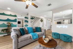 Sleeps 8!! Life is a beach vacation! Come visit for Spring Break! 