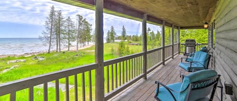 Manistique Vacation Rental | 3BR | 2BA | 4 Stairs to Access | 1,088 Sq Ft