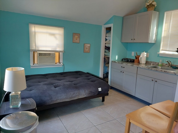 Newly renovated studio bungalow one blck walking distance from the Delaware Bay