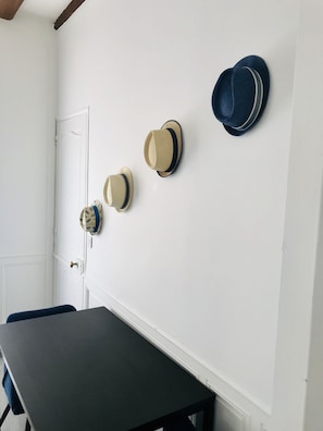 Espace-repas pour 2 à 4 personnes dans le séjour.