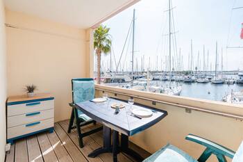 GV A151 Studio cabin view port GRUISSAN, access to collective swimming pool