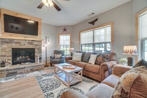 Living Room | Central A/C & Heating | Smart TV | Gas Fireplace | Free WiFi