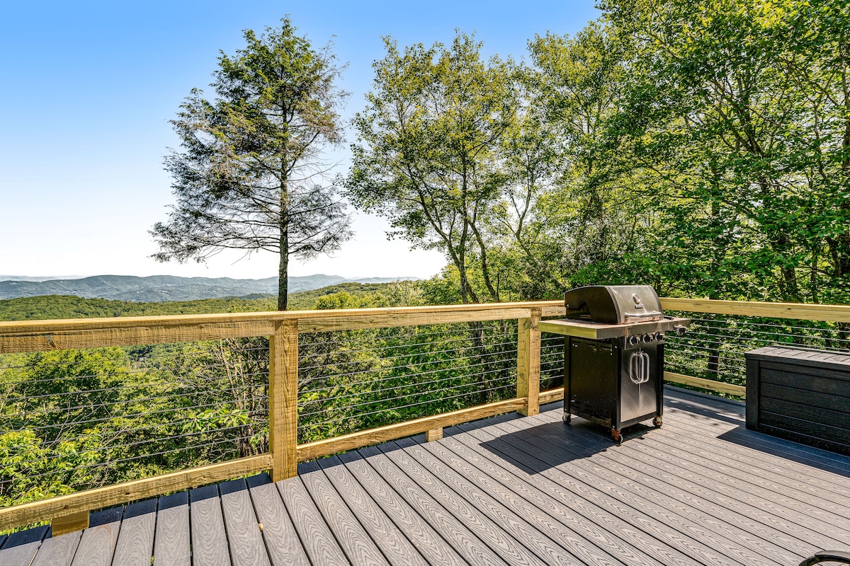 12-acre mountain-view retreat with private hot tub, fireplace & club pool access