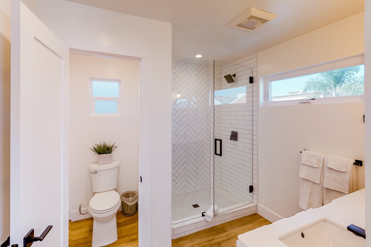 Dazzling, spacious, & completely remodeled home with a chef’s dream kitchen
