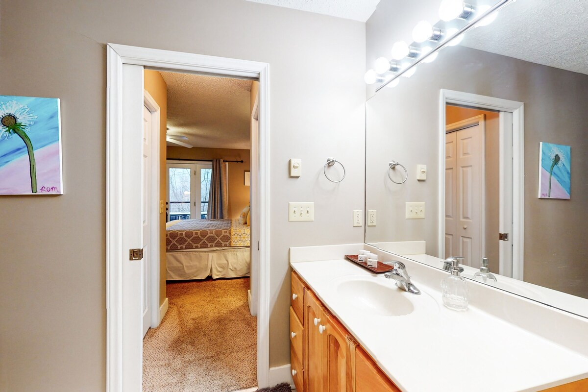 Beautiful home close to outdoor activities with WiFi, private washer/dryer, deck