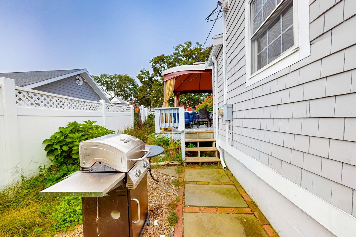 Classic dog-friendly home with private washer/dryer & outdoor shower