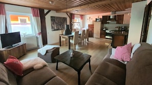 Ferienhaus (140 qm) in Berghüttenflair mit Whirlpool-Wohnraum 2