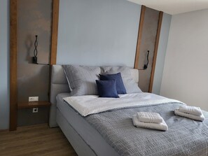 Ferienhaus 1 mit Sauna und Whirlpool-Schlafzimmer EG  Boxspring Doppelbett