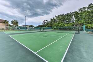 Community Tennis Courts | 14 On-Site Courts