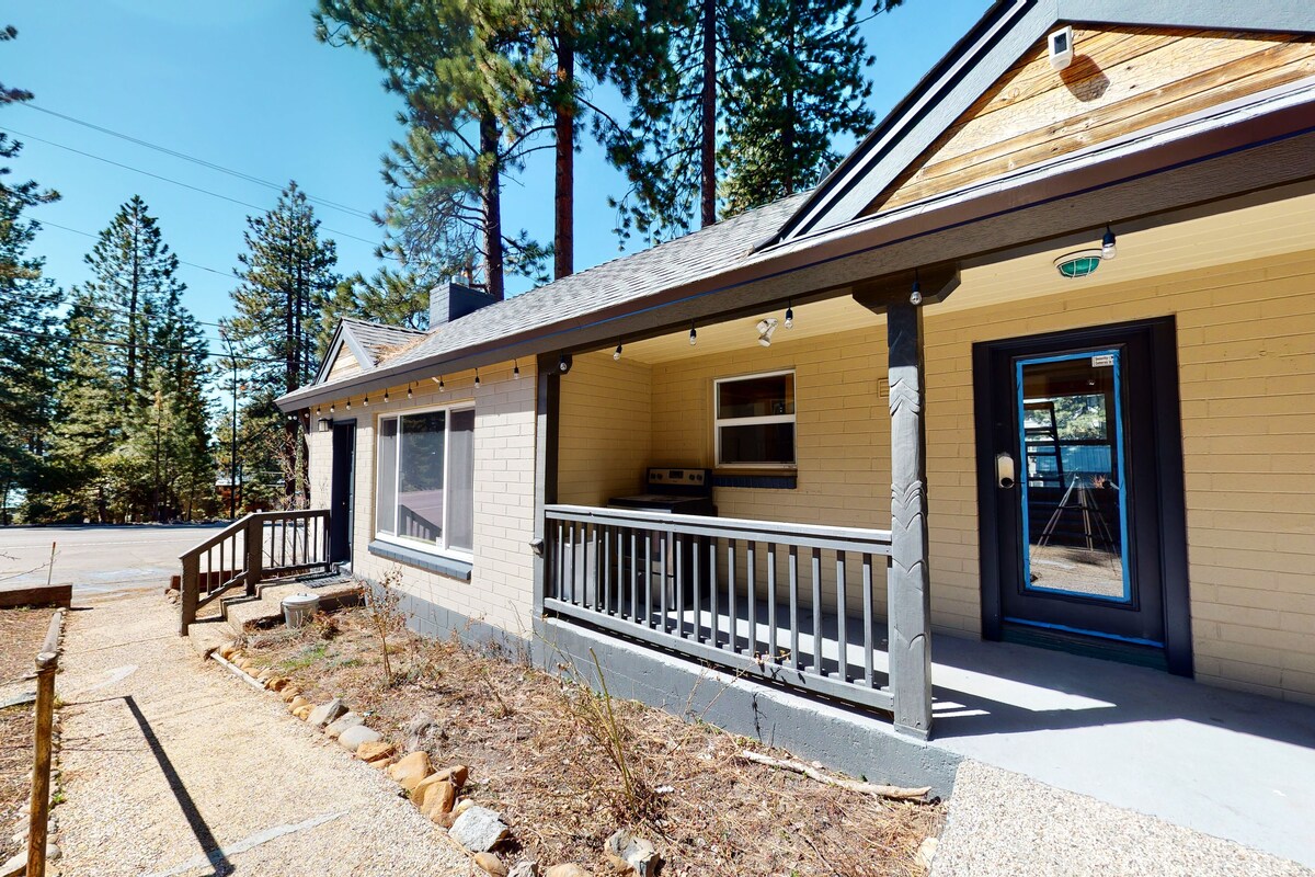 Mountain-side home base with fireplace, WiFi, full kitchen & patio with firepit