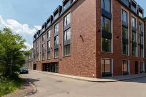 Enjoy easy access to the city's attractions from this well-located building. 