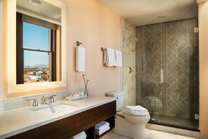 28 The Liberty Trust Classic Queen Guestroom Bathroom 4