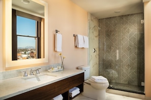 28 The Liberty Trust Classic Queen Guestroom Bathroom 4