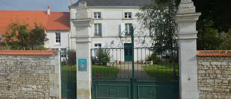 Vue extérieure du bâtiment. Vue de la rue