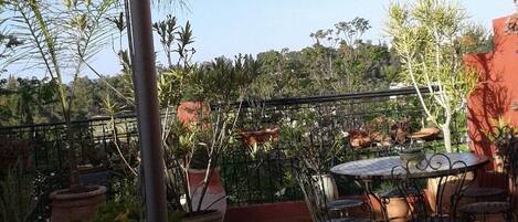 Terrasse. Vue imprenable sur les Jardins de Lahboul