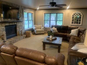 Great Room- 4 reclining spots. Seats 11 comfortably 