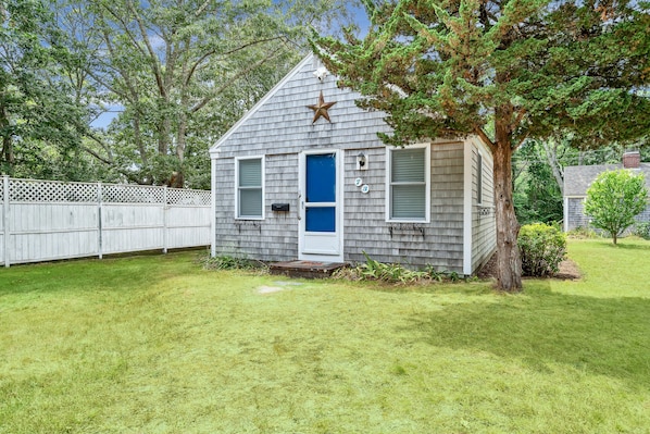 Charming Cape Cottage ⛵ Steps to Beach, Walk to Town/Ferries, Outdoor Shower!